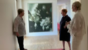 Ausstellung in den Fluren des Parkhotels. Links die Witwe des Künstlers, Frau Karin Westphal- Schubert mit ihrer Freundin Margarete Goldberg. Im Vordergrund: Frau Birgit Timmer von Bertelsmann.